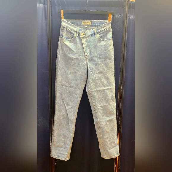 Abercrombie & Fitch Curve Love 90's Straight Leg Jean - Picture 1 of 4